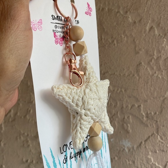 HANDMADE CROCHET STAR KEYCHAIN NATURAL COLOR WOODEN BEADS - Picture 7 of 14